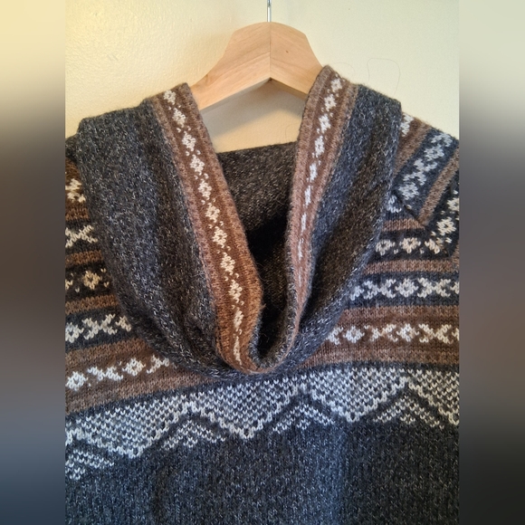 Cozy Patterned Hooded Women's Sweater - Charcoal Gray & Brown - Picture 4 of 6